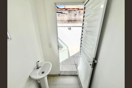 Casa de condomínio à venda com 68m², 2 quartos e 1 vaga Casa de condomínio à venda com 68m², 2 quartos e 1 vagaBanheiro da Varanda gourmet