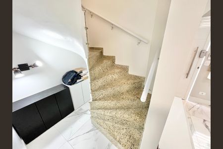 Casa de condomínio à venda com 68m², 2 quartos e 1 vaga Casa de condomínio à venda com 68m², 2 quartos e 1 vagaEscada