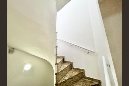Casa de condomínio para alugar com 68m², 2 quartos e 1 vagaEscada 