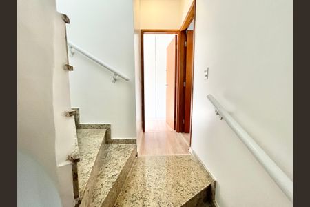 Casa de condomínio à venda com 68m², 2 quartos e 1 vaga Casa de condomínio à venda com 68m², 2 quartos e 1 vagaEscada