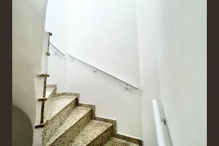 Casa de condomínio à venda com 68m², 2 quartos e 1 vaga Casa de condomínio à venda com 68m², 2 quartos e 1 vagaEscada