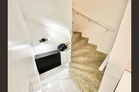 Casa de condomínio à venda com 68m², 2 quartos e 1 vaga Casa de condomínio à venda com 68m², 2 quartos e 1 vagaEscada