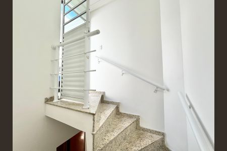 Casa de condomínio à venda com 68m², 2 quartos e 1 vaga Casa de condomínio à venda com 68m², 2 quartos e 1 vagaEscada