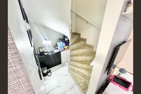 Casa de condomínio para alugar com 68m², 2 quartos e 1 vagaEscada