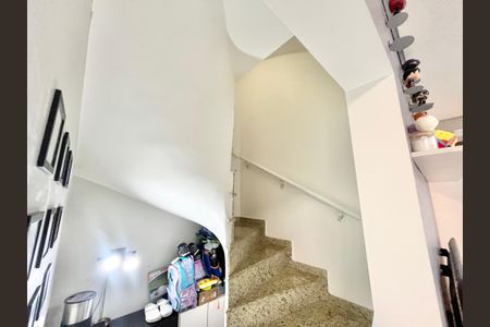 Casa de condomínio para alugar com 68m², 2 quartos e 1 vagaEscada