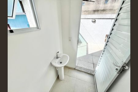 Casa de condomínio à venda com 68m², 2 quartos e 1 vaga Casa de condomínio à venda com 68m², 2 quartos e 1 vagaBanheiro da Varanda gourmet