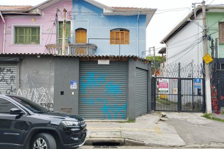 Casa à venda com 160m², 2 quartos e 1 vaga Casa à venda com 160m², 2 quartos e 1 vagaFachada