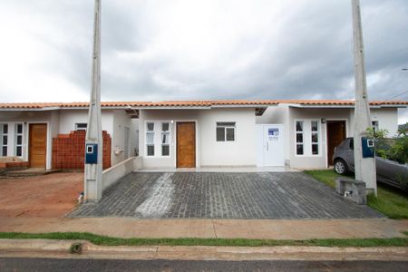 Casa de condomínio para alugar com 80m², 2 quartos e 2 vagas Casa de condomínio para alugar com 80m², 2 quartos e 2 vagasFachada