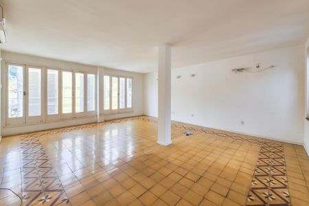 Casa à venda com 275m², 2 quartos e 1 vagaSalão 