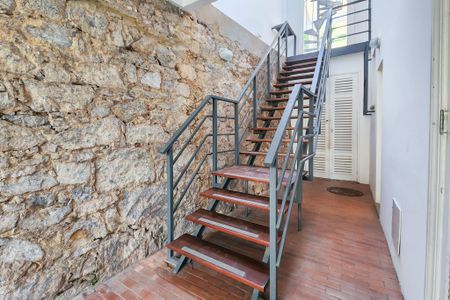 Casa à venda com 275m², 2 quartos e 1 vagaEscada 