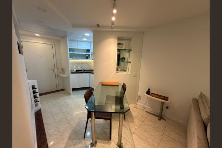 Sala de jantar de apartamento para alugar com 1 quarto, 58m² em Barra da Tijuca, Rio de Janeiro