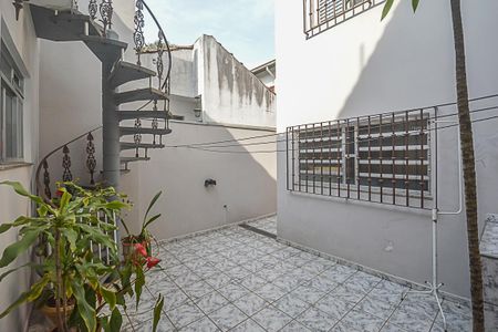 Casa à venda com 210m², 3 quartos e 2 vagas Casa à venda com 210m², 3 quartos e 2 vagasQuintal