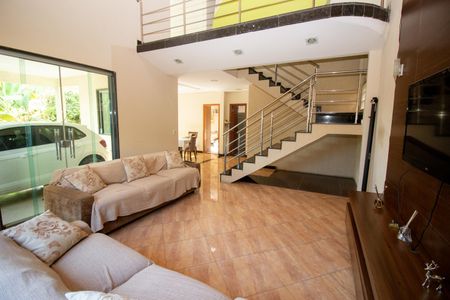 Sala de casa à venda com 4 quartos, 350m² em Sapucaias Iii, Contagem