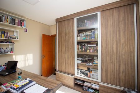 Casa à venda com 350m², 4 quartos e 4 vagasEscritório