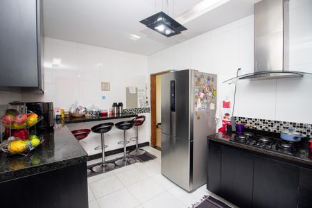 Casa à venda com 350m², 4 quartos e 4 vagasCozinha e Área de Serviço