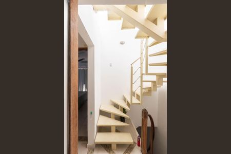 Casa para alugar com 85m², 3 quartos e 1 vagaEscada (segundo andar)