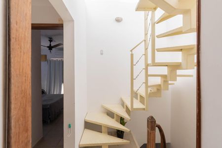 Casa para alugar com 85m², 3 quartos e 1 vagaEscada (segundo andar)