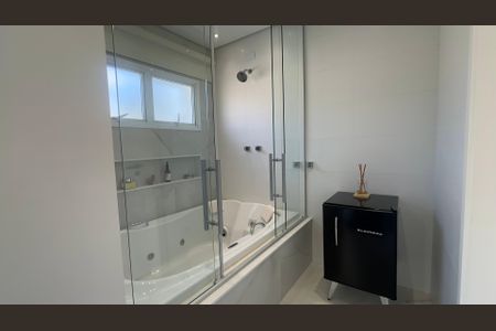 Casa de condomínio para alugar com 560m², 4 quartos e 9 vagasBanheiro da Suíte 4