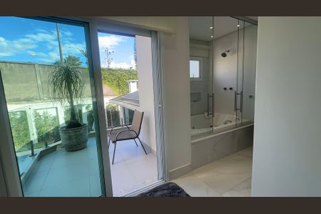 Casa de condomínio para alugar com 560m², 4 quartos e 9 vagasBanheiro da Suíte 4