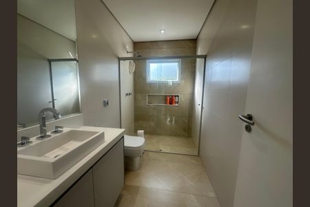 Casa de condomínio para alugar com 560m², 4 quartos e 9 vagasBanheiro da Suíte 1