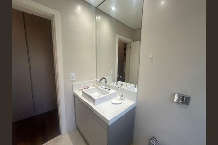 Casa de condomínio para alugar com 560m², 4 quartos e 9 vagasBanheiro da Suíte 2