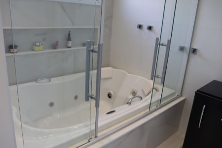 Casa de condomínio para alugar com 560m², 4 quartos e 9 vagasBanheiro da Suíte 4