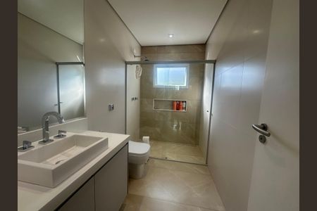 Casa de condomínio para alugar com 560m², 4 quartos e 9 vagasBanheiro da Suíte 1