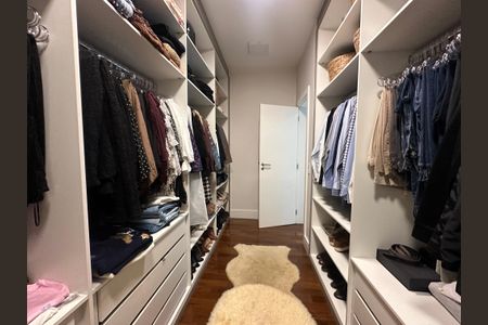Casa de condomínio para alugar com 560m², 4 quartos e 9 vagasCloset da Suíte 4