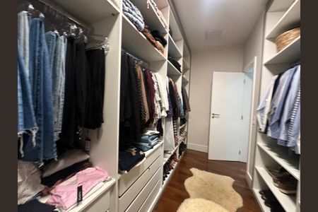 Casa de condomínio para alugar com 560m², 4 quartos e 9 vagasCloset da Suíte 4