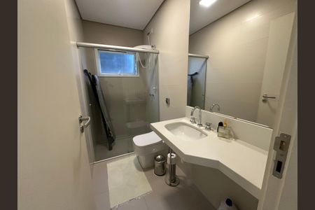 Casa de condomínio para alugar com 560m², 4 quartos e 9 vagasBanheiro de serviço