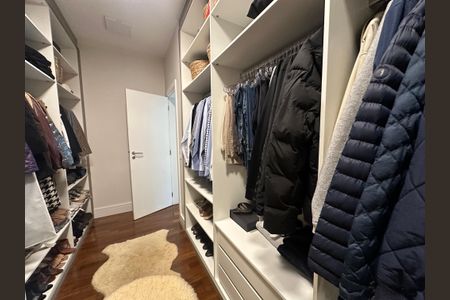 Casa de condomínio para alugar com 560m², 4 quartos e 9 vagasCloset da Suíte 4