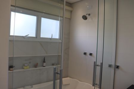 Casa de condomínio para alugar com 560m², 4 quartos e 9 vagasBanheiro da Suíte 4