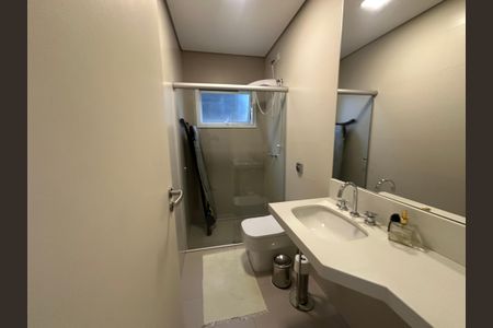 Casa de condomínio para alugar com 560m², 4 quartos e 9 vagasBanheiro de serviço