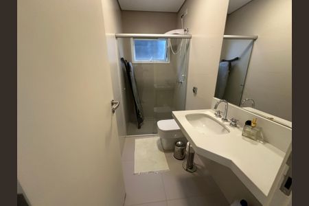 Casa de condomínio para alugar com 560m², 4 quartos e 9 vagasBanheiro de serviço