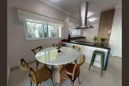 Casa de condomínio para alugar com 560m², 4 quartos e 9 vagasCozinha