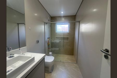 Casa de condomínio para alugar com 560m², 4 quartos e 9 vagasBanheiro da Suíte 2