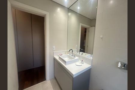 Casa de condomínio para alugar com 560m², 4 quartos e 9 vagasBanheiro da Suíte 2