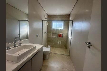 Casa de condomínio para alugar com 560m², 4 quartos e 9 vagasBanheiro da Suíte 1