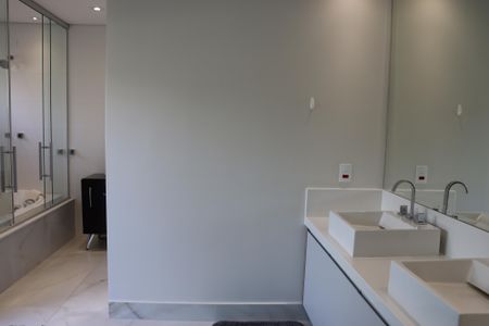 Casa de condomínio para alugar com 560m², 4 quartos e 9 vagasBanheiro da Suíte 4