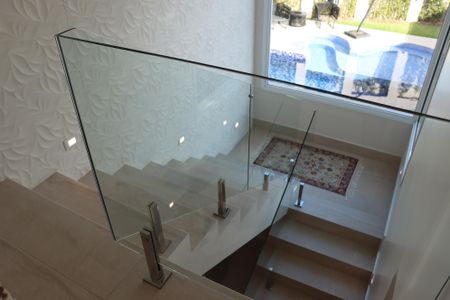 Casa de condomínio para alugar com 560m², 4 quartos e 9 vagasEscada