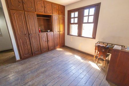 Casa à venda com 412m², 6 quartos e 4 vagas Casa à venda com 412m², 6 quartos e 4 vagasQuarto 2/ suite