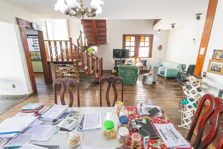 Casa à venda com 412m², 6 quartos e 4 vagas Casa à venda com 412m², 6 quartos e 4 vagasSala
