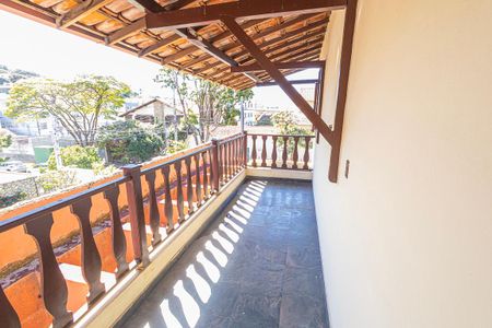 Casa à venda com 412m², 6 quartos e 4 vagas Casa à venda com 412m², 6 quartos e 4 vagasVaranda