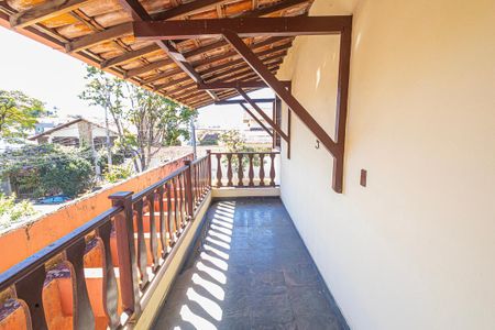 Casa à venda com 412m², 6 quartos e 4 vagas Casa à venda com 412m², 6 quartos e 4 vagasVaranda