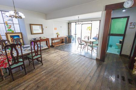 Casa à venda com 412m², 6 quartos e 4 vagas Casa à venda com 412m², 6 quartos e 4 vagasSala