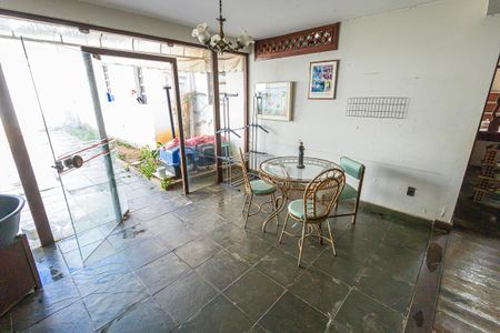 Casa à venda com 412m², 6 quartos e 4 vagas Casa à venda com 412m², 6 quartos e 4 vagasSala