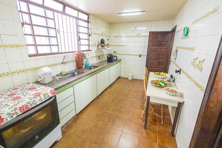 Casa à venda com 412m², 6 quartos e 4 vagas Casa à venda com 412m², 6 quartos e 4 vagasCozinha