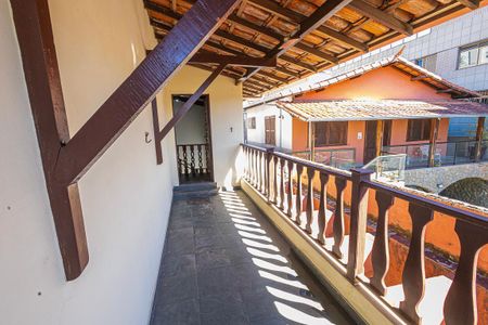 Casa à venda com 412m², 6 quartos e 4 vagas Casa à venda com 412m², 6 quartos e 4 vagasVaranda