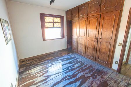 Casa à venda com 412m², 6 quartos e 4 vagas Casa à venda com 412m², 6 quartos e 4 vagasQuarto 4