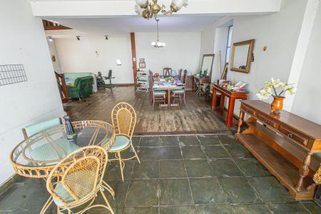 Casa à venda com 412m², 6 quartos e 4 vagas Casa à venda com 412m², 6 quartos e 4 vagasSala